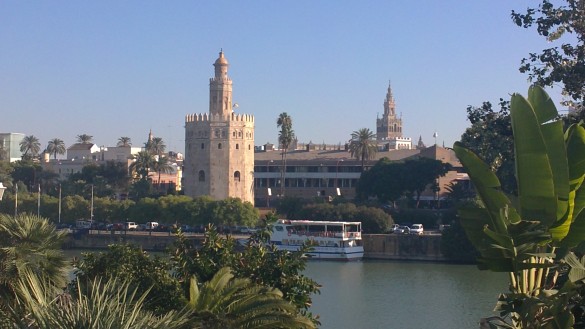 FOTO: La Torre del oro y la Giralda desde Plaza Cuba.