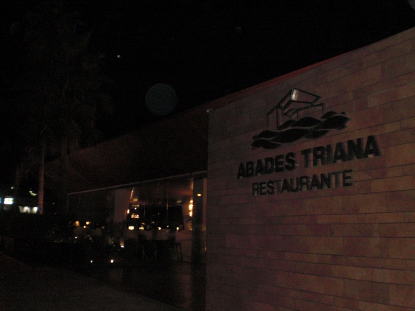 FOTO: Fachada del Restaurante Abades Triana que alberga la exposición.